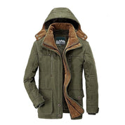 Giacca invernale verde con cappuccio, imbottitura in pelliccia sintetica marrone, chiusura a zip e bottoni, tasche multiple. Ideale per climi freddi.