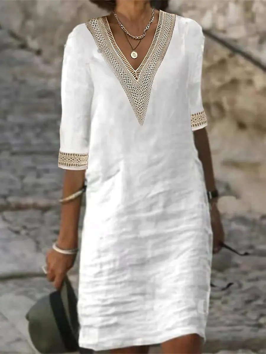 Abito bianco in lino con scollo a V e dettagli in pizzo, maniche a tre quarti, stile casual elegante, perfetto per l'estate.