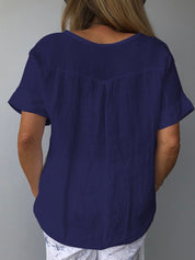 Donna con maglietta blu scuro in cotone, vista posteriore. Abbigliamento casual estivo, maniche corte, ideale per moda donna e tendenze 2023.
