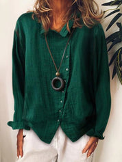 Camicia verde donna in lino, maniche lunghe, abbottonatura frontale, collana pendente, stile casual elegante, perfetta per moda autunnale.
