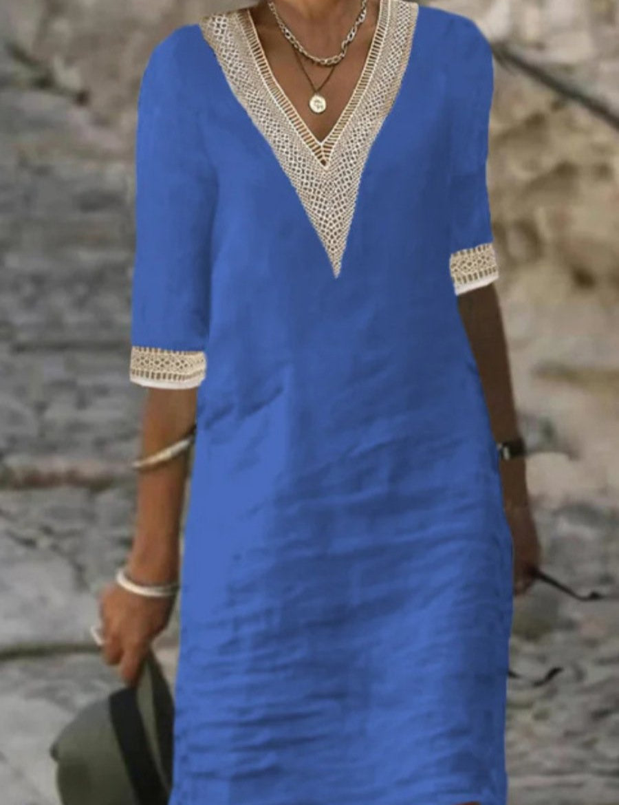 Abito estivo donna blu con scollo a V in pizzo, maniche a tre quarti, stile casual elegante, perfetto per spiaggia o passeggiate estive.
