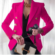 Giacca donna fucsia elegante con bottoni dorati, abbinata a top nero e collana oro. Moda femminile, stile sofisticato, accessori di lusso.