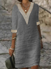 Abito estivo grigio da donna con scollo a V e dettagli in pizzo, maniche a tre quarti, stile casual elegante, perfetto per passeggiate estive.
