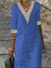 Abito estivo donna blu con scollo a V in pizzo, maniche a tre quarti, stile casual, perfetto per spiaggia o passeggiate. Moda femminile elegante.