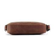 Borsa a tracolla in pelle marrone, design elegante e compatto, ideale per uomo e donna. Accessorio moda versatile e resistente.