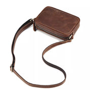 Borsa a tracolla in pelle marrone, design rettangolare, cerniera robusta, tracolla regolabile. Accessorio moda uomo/donna elegante e pratico.