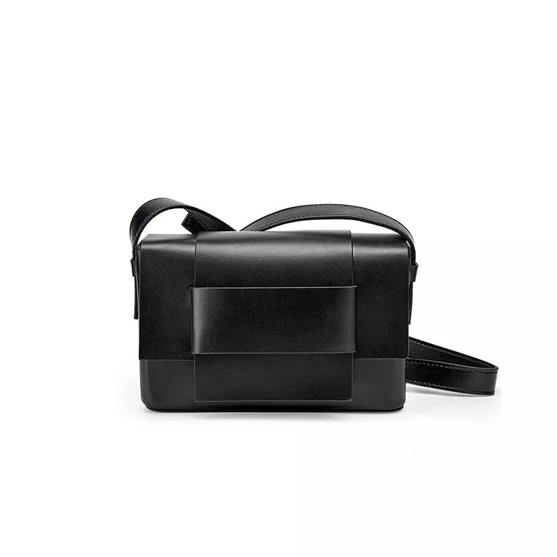 Borsa a tracolla in pelle nera, design elegante e moderno, ideale per moda donna. Accessorio versatile per ogni occasione.