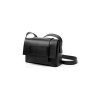 Borsa a tracolla in pelle nera elegante, design moderno con patta frontale, ideale per moda donna, accessorio versatile e di tendenza.