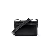 Borsa a tracolla in pelle nera, design elegante e minimalista, con cinturino regolabile. Accessorio moda donna, stile contemporaneo.