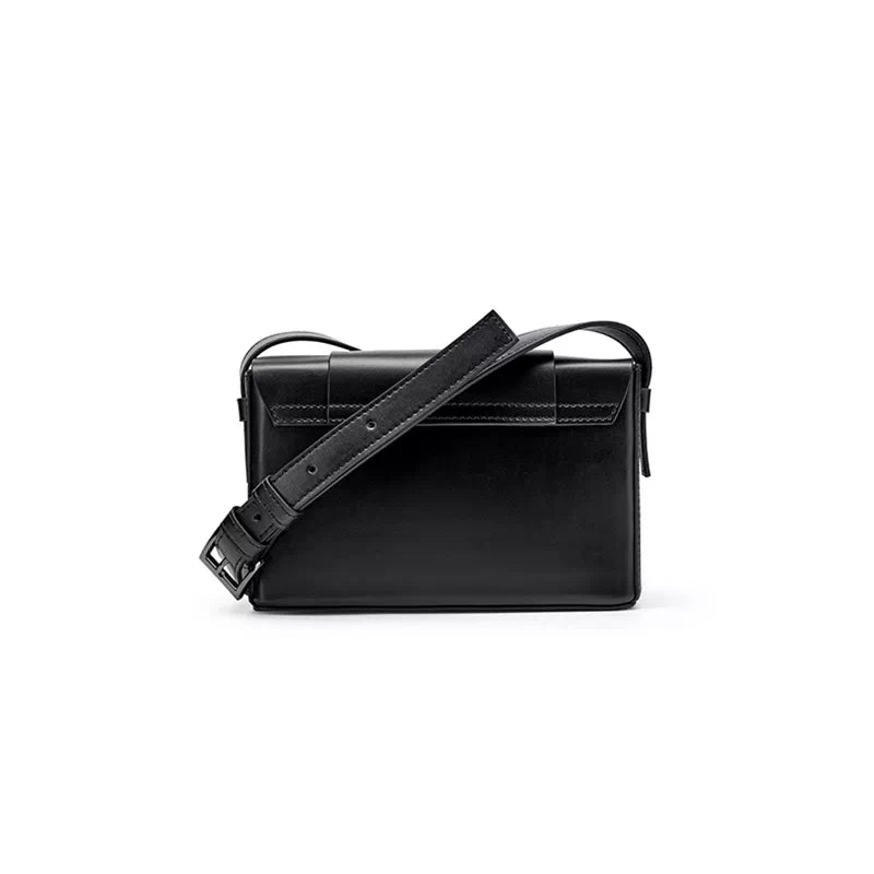 Borsa a tracolla in pelle nera, design elegante e minimalista, con cinturino regolabile. Accessorio moda donna, stile contemporaneo.