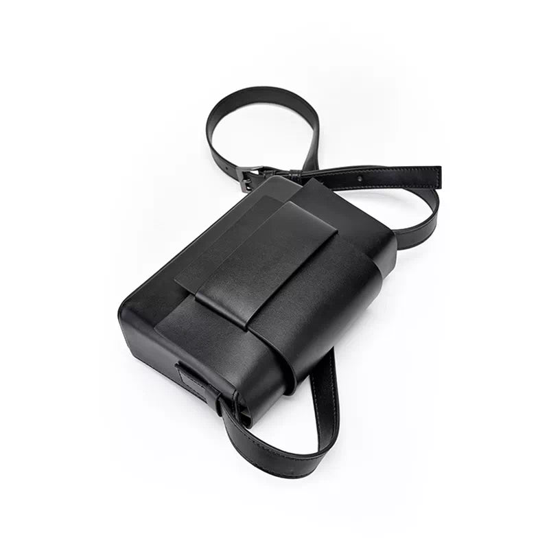 Borsa a tracolla in pelle nera minimalista, design moderno, chiusura a patta, ideale per uomo e donna, accessorio moda elegante e versatile.
