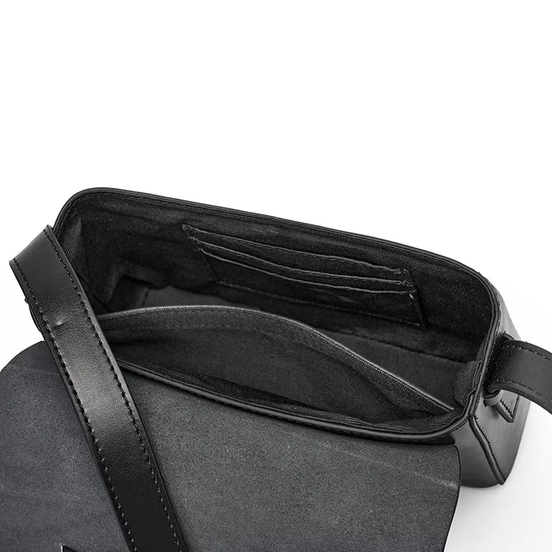 Borsa a tracolla nera in pelle, design elegante, interno spazioso con scomparti per carte. Accessorio moda donna, ideale per ogni occasione.