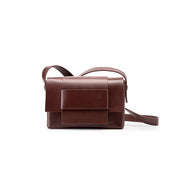 Borsa a tracolla in pelle marrone, design elegante e moderno, ideale per moda donna. Accessorio versatile per ogni occasione.