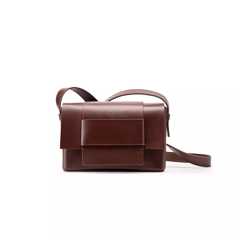 Borsa a tracolla in pelle marrone, design elegante e moderno, ideale per moda donna. Accessorio versatile per ogni occasione.