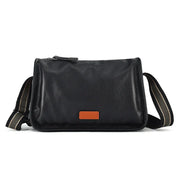 Borsa a tracolla in pelle nera unisex, design elegante con cinghia regolabile e dettaglio marrone. Ideale per lavoro e tempo libero.