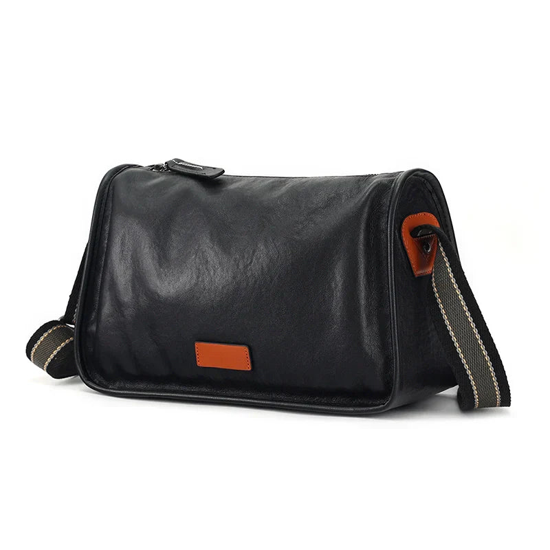 Borsa a tracolla in pelle nera, design elegante, dettagli marroni, cinghia regolabile, ideale per uomo, moda casual, accessorio versatile.