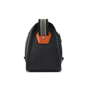 Borsa a tracolla in pelle nera con dettagli marroni e cinturino a righe. Design elegante e moderno, ideale per moda e accessori di lusso.