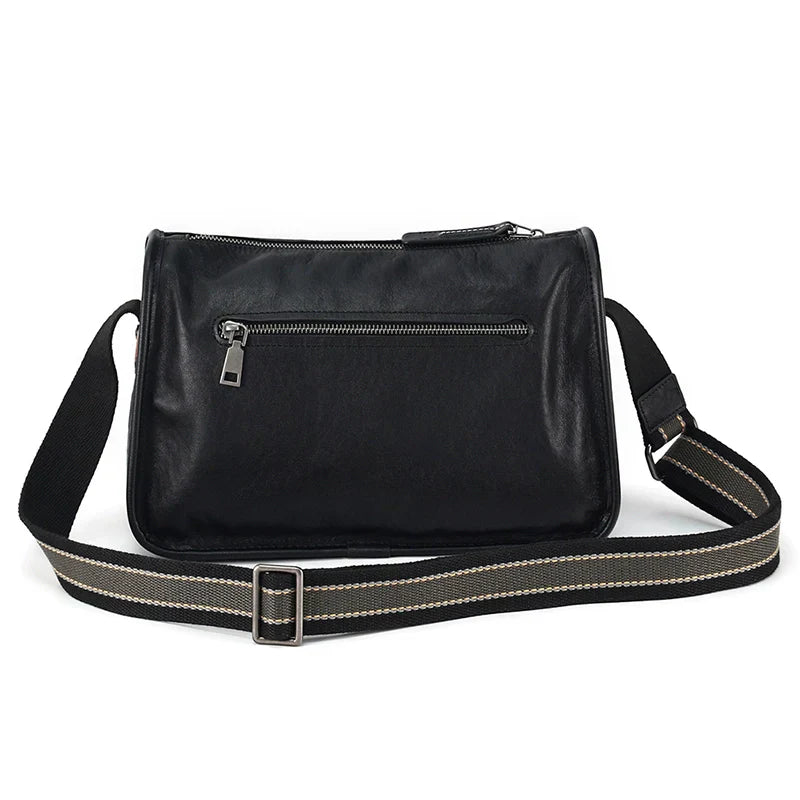 Borsa a tracolla in pelle nera con cerniera frontale e cinturino regolabile. Design elegante e pratico per uomo e donna.