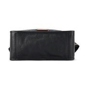 Borsa a tracolla in pelle nera, design rettangolare, vista dal basso. Accessorio moda elegante, ideale per uomo e donna.