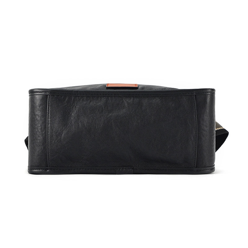 Borsa a tracolla in pelle nera, design rettangolare, vista dal basso. Accessorio moda elegante, ideale per uomo e donna.