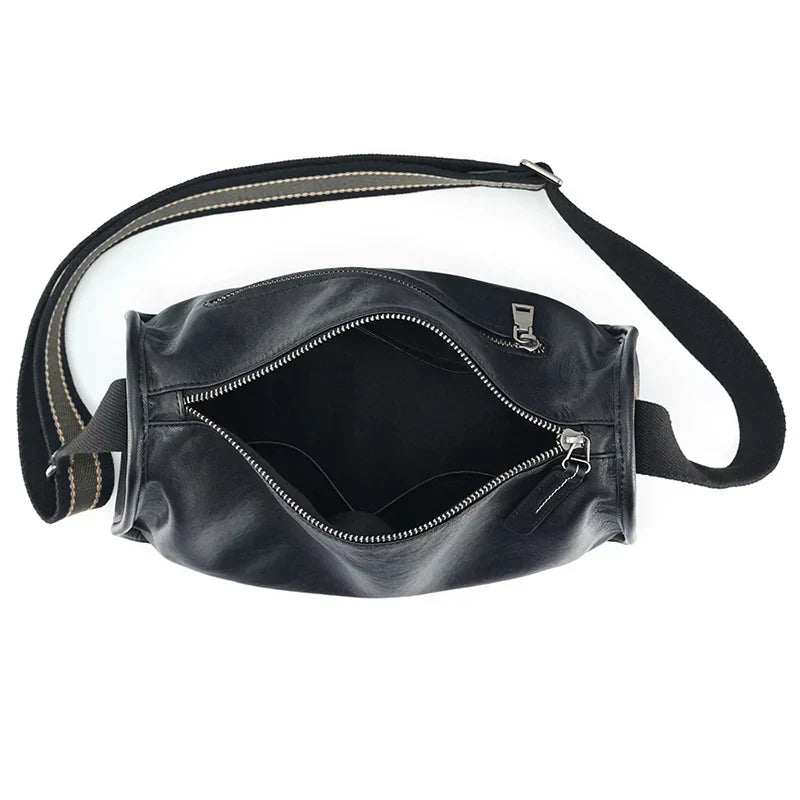 Marsupio in pelle nera con cerniera aperta, tracolla regolabile e dettagli metallici. Design elegante e pratico per uomo e donna.