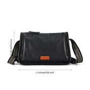 Borsa a tracolla in pelle nera, dimensioni 30x20 cm, con dettagli marroni e cinghia regolabile. Elegante e pratica per uso quotidiano.