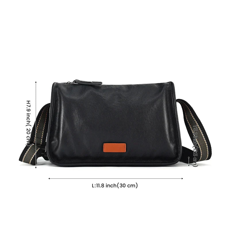 Borsa a tracolla in pelle nera, dimensioni 30x20 cm, con dettagli marroni e cinghia regolabile. Elegante e pratica per uso quotidiano.