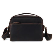 Borsa a tracolla in pelle marrone scuro, design elegante e compatto, con cerniera frontale e tracolla regolabile. Accessorio moda uomo/donna.