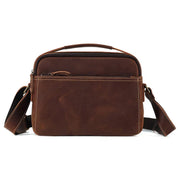 Borsa a tracolla in pelle marrone, design elegante e resistente, con manico superiore e cerniera frontale. Ideale per uomo, moda e accessori.