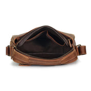 Borsa a tracolla in pelle marrone, design elegante con scomparti interni, ideale per uomo e donna. Accessorio moda versatile e resistente.