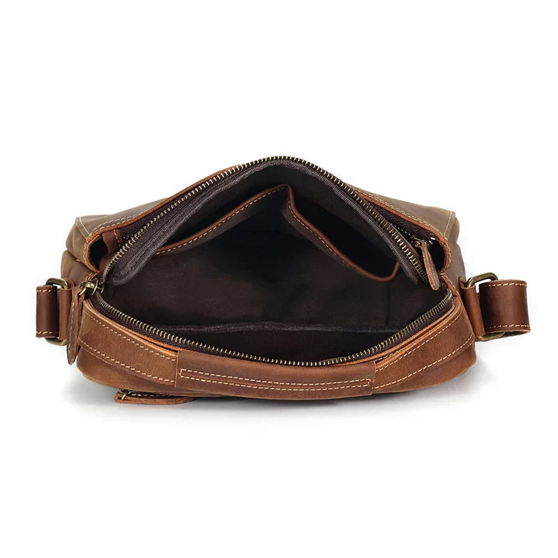 Borsa a tracolla in pelle marrone, design elegante con scomparti interni, ideale per uomo e donna. Accessorio moda versatile e resistente.
