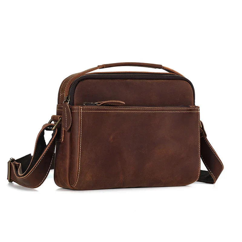 Borsa a tracolla in pelle marrone, design elegante e compatto, con cerniera e tasche multiple. Ideale per uomo, moda e accessori di lusso.
