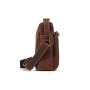 Borsa a tracolla in pelle marrone, design elegante e compatto, ideale per uomo e donna. Perfetta per lavoro e viaggi. Accessorio moda versatile.