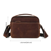 Borsa a tracolla in pelle marrone, dimensioni 26,5x19x7 cm, con manico superiore e tasca frontale con zip. Elegante e pratica per uomo e donna.