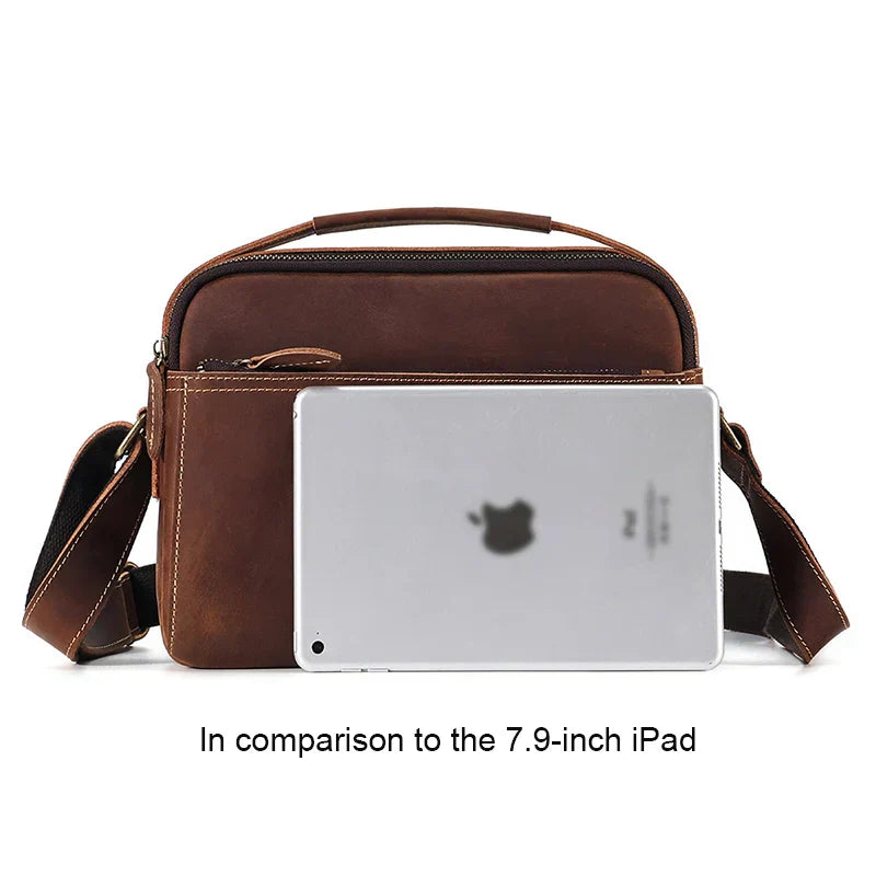 Borsa a tracolla in pelle marrone con tasca frontale, dimensioni compatibili con iPad 7.9 pollici, design elegante e pratico per uomo e donna.