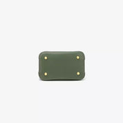 Borsa verde in pelle con base rettangolare e piedini dorati, design elegante e moderno, accessorio moda donna, alta qualità.