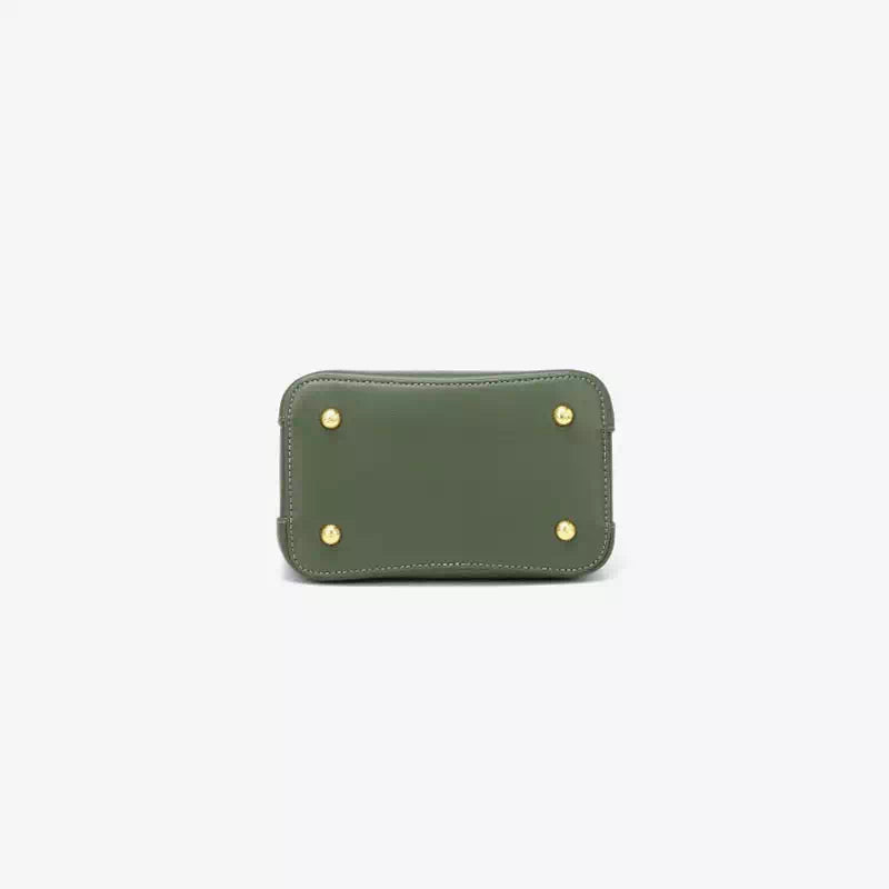 Borsa verde in pelle con base rettangolare e piedini dorati, design elegante e moderno, accessorio moda donna, alta qualità.