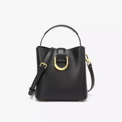 Borsa a secchiello nera in pelle con manico e tracolla regolabile, chiusura a fibbia dorata. Elegante accessorio moda donna.