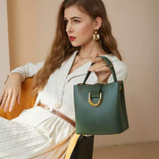 Donna elegante con borsa a mano verde in pelle, abito bianco, orecchini dorati. Moda femminile, accessori di lusso, stile sofisticato.