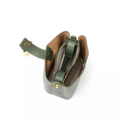 Borsa a tracolla verde in pelle con chiusura a zip dorata, design compatto e interno foderato. Accessorio moda elegante e funzionale per donna.