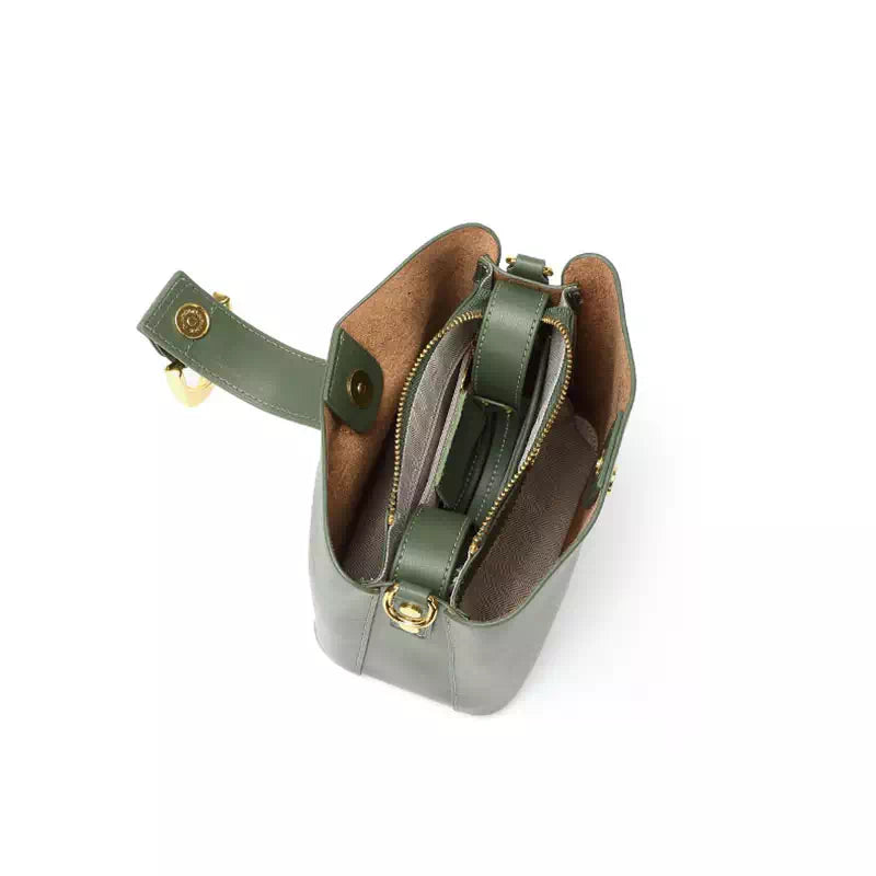 Borsa a tracolla verde in pelle con chiusura a zip dorata, design compatto e interno foderato. Accessorio moda elegante e funzionale per donna.
