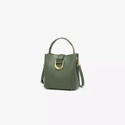 Borsa a tracolla verde oliva in pelle, design elegante con manico superiore e dettagli dorati. Accessorio moda donna, stile casual chic.