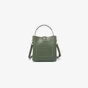 Borsa a tracolla verde oliva in pelle, design elegante e minimalista, con manico superiore e tasca frontale. Accessorio moda donna.