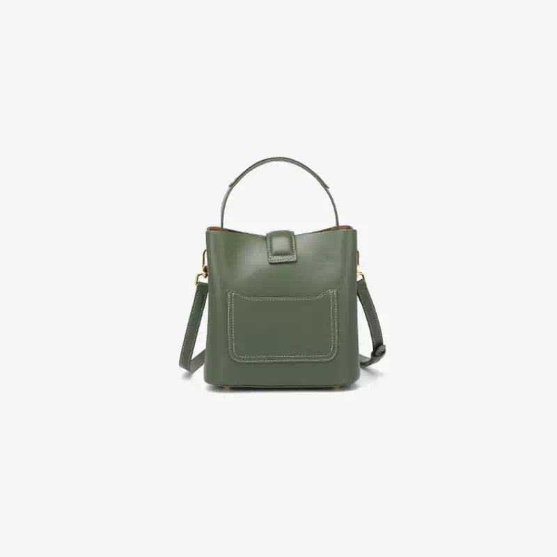 Borsa a tracolla verde oliva in pelle, design elegante e minimalista, con manico superiore e tasca frontale. Accessorio moda donna.