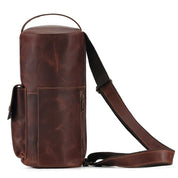 Zaino monospalla in pelle marrone, design elegante e compatto, con tasche multiple e tracolla regolabile. Ideale per viaggi e uso quotidiano.