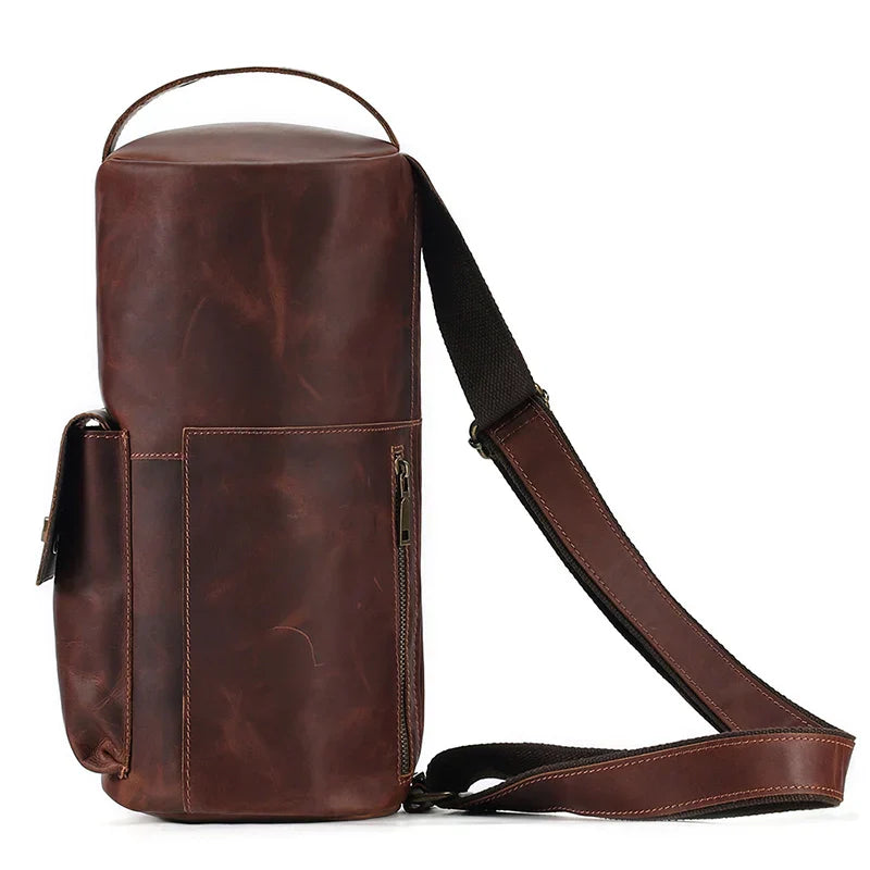 Zaino monospalla in pelle marrone, design elegante e compatto, con tasche multiple e tracolla regolabile. Ideale per viaggi e uso quotidiano.