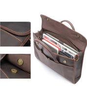 Borsa a tracolla in pelle marrone con scomparti multipli, chiusura a bottone, ideale per laptop e documenti. Design elegante e funzionale.