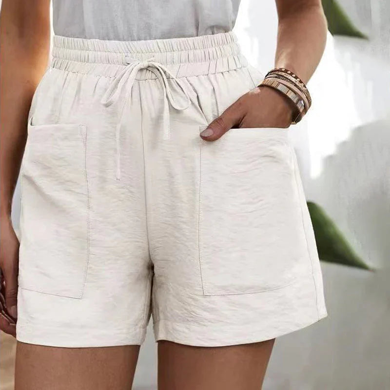 Shorts bianchi da donna in cotone, con tasche frontali e vita elasticizzata con laccio. Ideali per l'estate, casual e comodi.