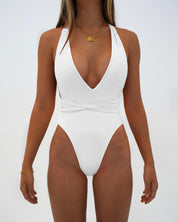 Costume intero bianco da donna con scollo a V profondo, design elegante e moderno, ideale per la spiaggia o la piscina. Moda mare estate.
