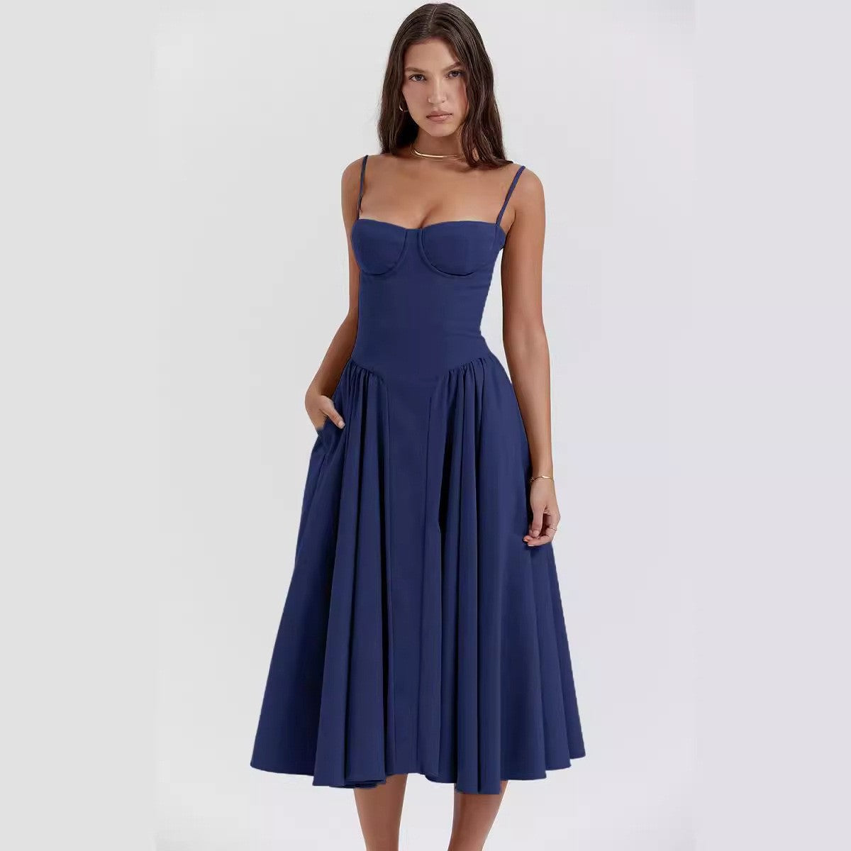 Abito midi blu elegante con spalline sottili, scollo a cuore e gonna svasata. Perfetto per eventi formali e serate speciali.